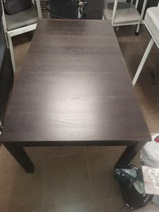 Mesa de comedor negra y madera