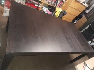 Mesa de comedor negra y madera