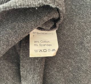 Camiseta gris manga larga con hombros descubiertos