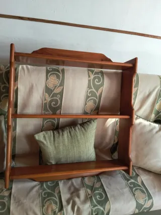 Cama de 90 cm ,mesilla de noche ,repisa y espejo .