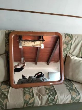 Cama de 90 cm ,mesilla de noche ,repisa y espejo .
