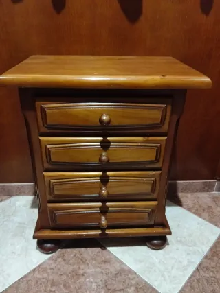 Cama de 90 cm ,mesilla de noche ,repisa y espejo .