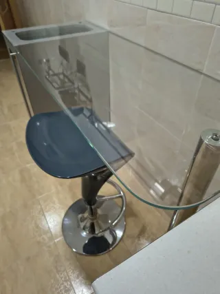 Barra de cocina cristal y metal y banqueta