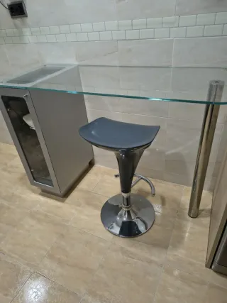 Barra de cocina cristal y metal y banqueta