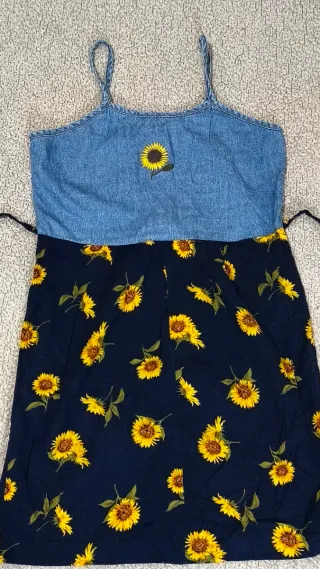 Vestido vaquero corto con girasoles