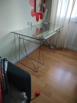 Escritorio de cristal y metal