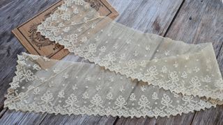 Pizzo antico ricamato su tulle 90 cm