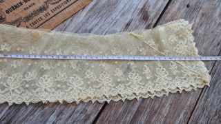 Pizzo antico ricamato su tulle 90 cm