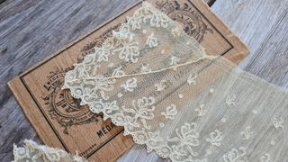Pizzo antico ricamato su tulle 90 cm