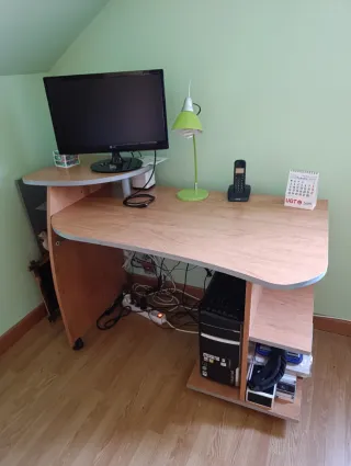 Escritorio de ordenador de madera