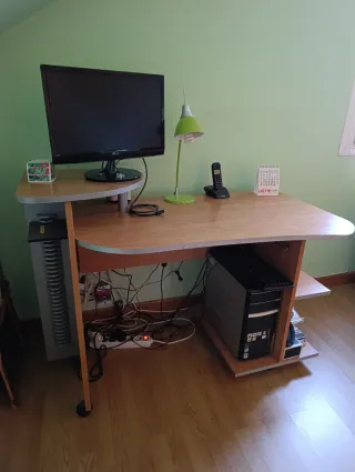 Escritorio de ordenador de madera