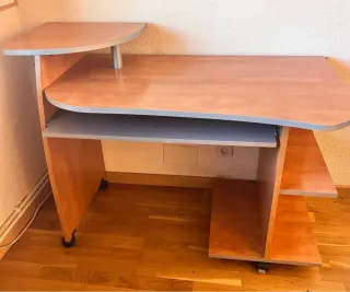 Escritorio de ordenador de madera