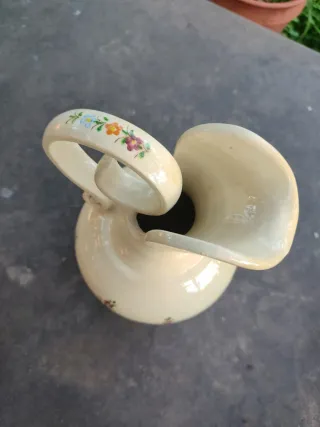 Jarrón de cerámica floral beige