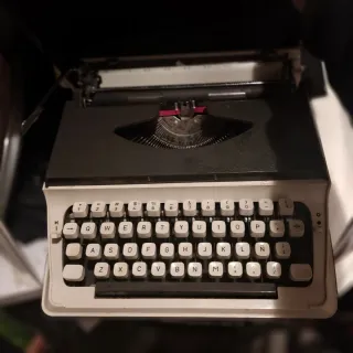 Máquina de escribir portátil antigua