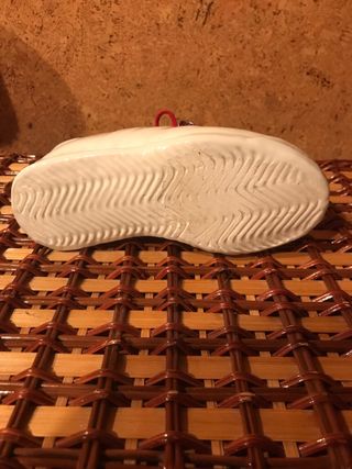 Scarpetta sportiva ceramica soprammobile