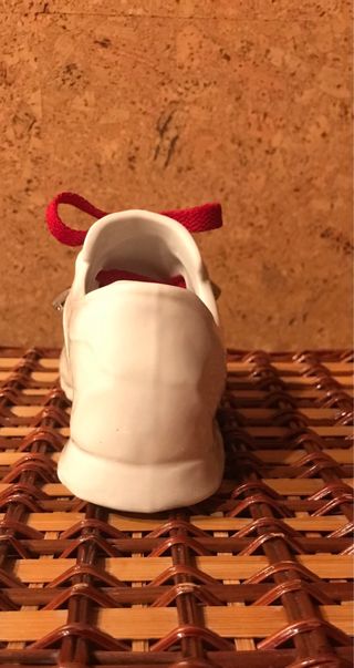 Scarpetta sportiva ceramica soprammobile