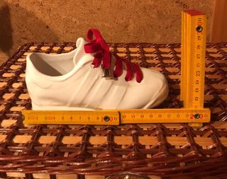 Scarpetta sportiva ceramica soprammobile