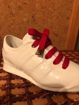 Scarpetta sportiva ceramica soprammobile