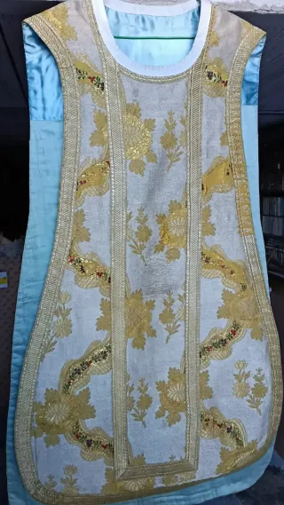 Casulla litúrgica bordada dorada