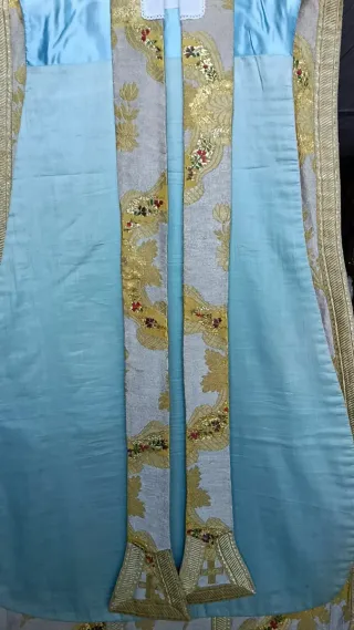 Casulla litúrgica bordada dorada