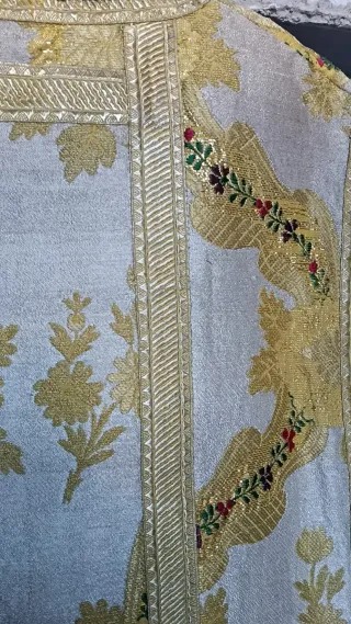 Casulla litúrgica bordada dorada