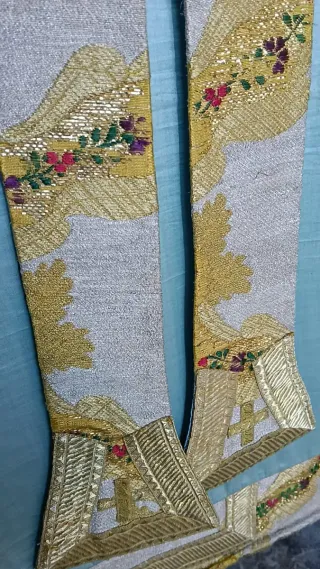 Casulla litúrgica bordada dorada