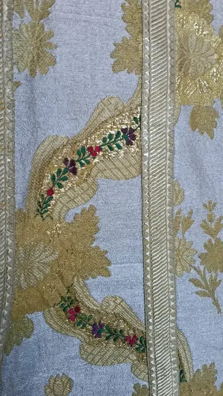 Casulla litúrgica bordada dorada