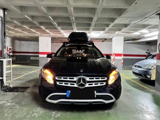 SUV Mercedes-Benz GLA 200D Azul con Techo Solar