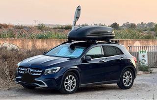 SUV Mercedes-Benz GLA 200D Azul con Techo Solar