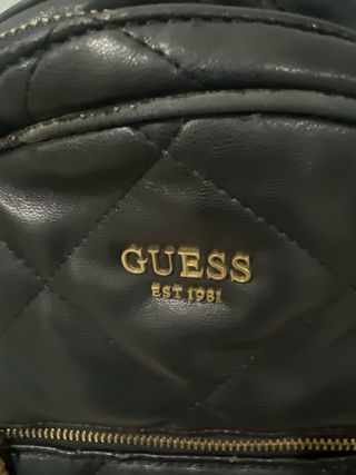 Mochila Guess acolchada negra