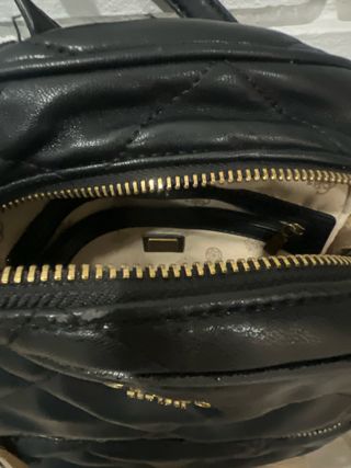 Mochila Guess acolchada negra