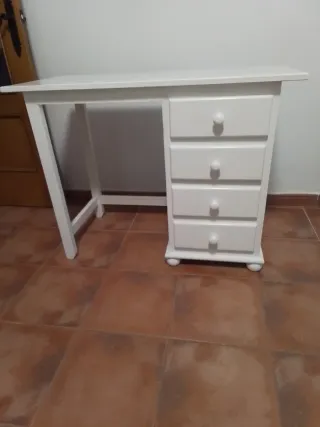 Escritorio blanco de madera