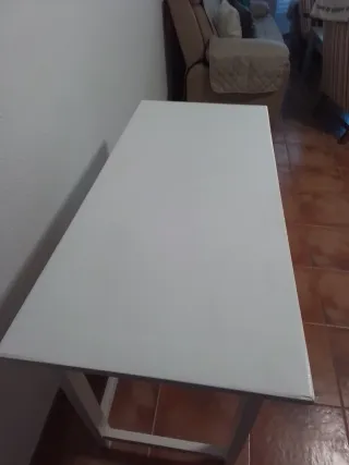 Escritorio blanco de madera