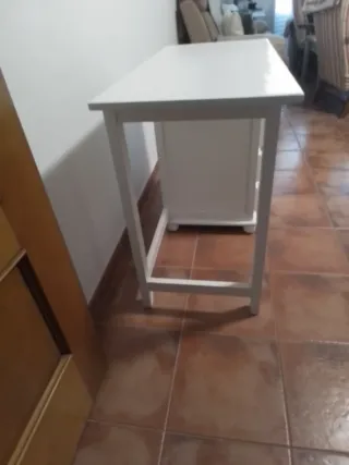 Escritorio blanco de madera
