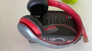 Cascos Inalámbricos P47 Bluetooth Rojos y Negros