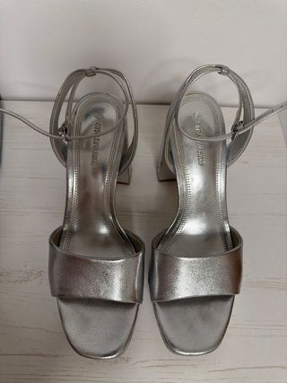 Sandalias Stradivarius tacón plateadas