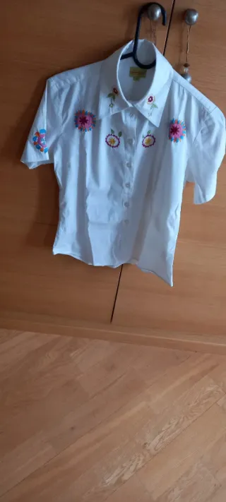 Blusa blanca bordada manga corta