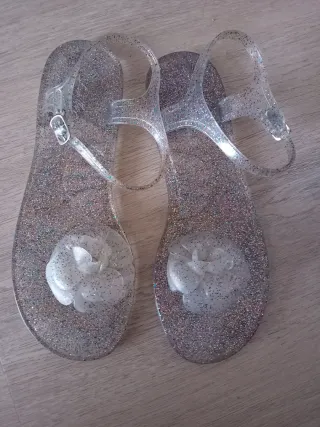 Sandalias plateadas con flores