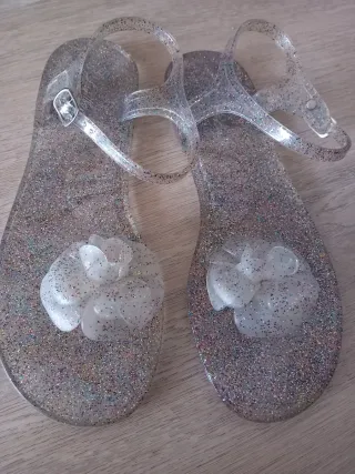 Sandalias plateadas con flores