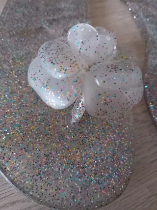 Sandalias plateadas con flores