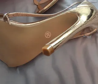 Sandalias doradas tacón fino 11cm