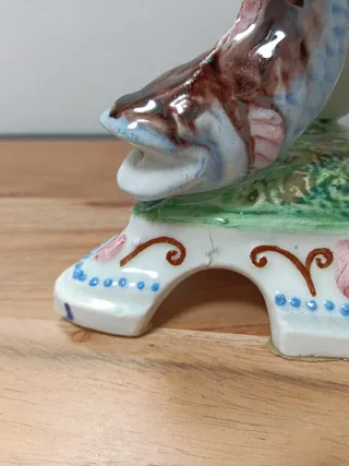 Jarrón antiguo de porcelana con flores