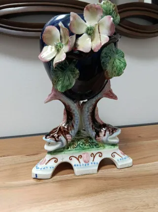Jarrón antiguo de porcelana con flores