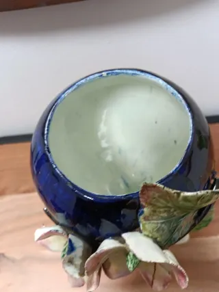 Jarrón antiguo de porcelana con flores