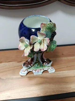 Jarrón antiguo de porcelana con flores