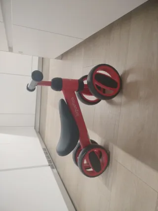 Bicicleta de equilibrio infantil roja