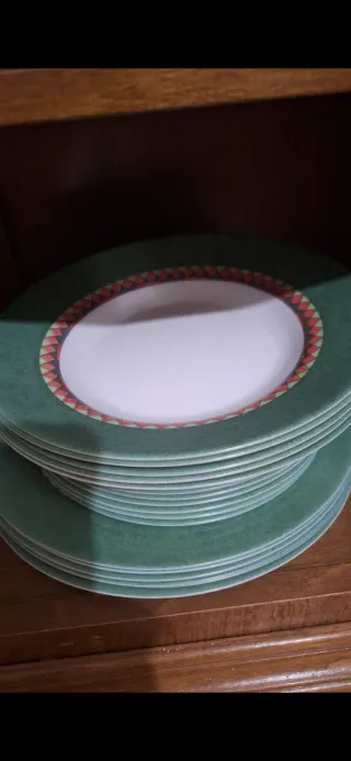 Vajilla y cristalería verde y blanca