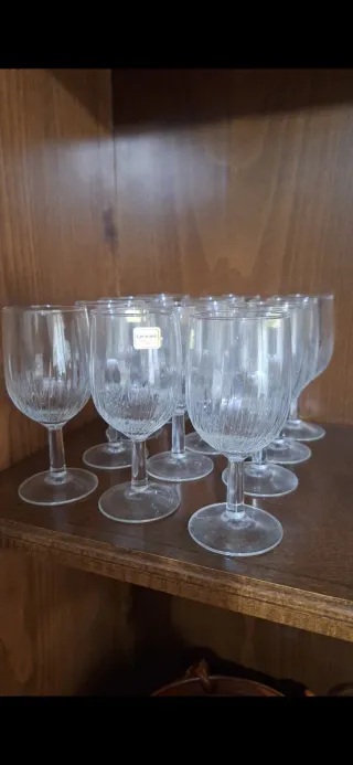 Vajilla y cristalería verde y blanca