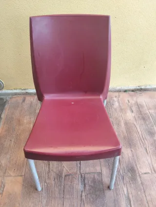 Sillas de cafetería color burdeos