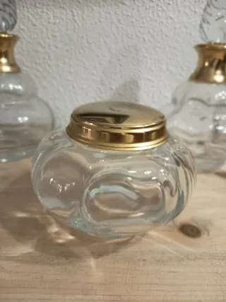 Conjunto de cristal con tapa dorada